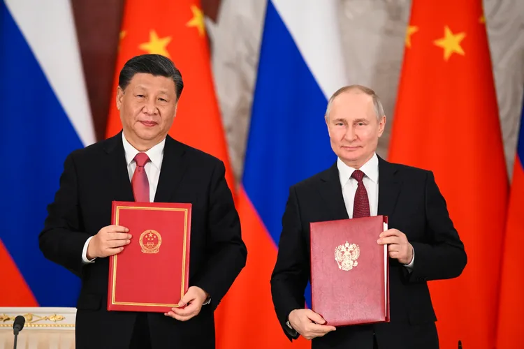 中國國家主席習近平（左）上週訪俄時，與俄國總統普丁（右）達成共識，擴大兩國間貿易使用人民幣結算的範疇。美聯社