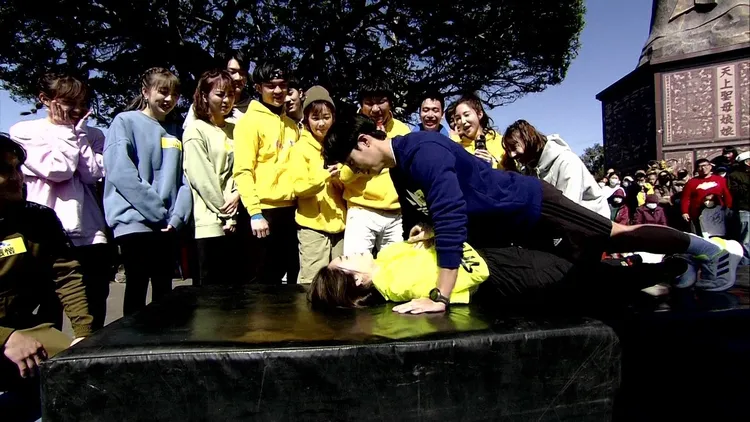 卞慶華玩遊戲來真的，強壓張文綺好害羞。民視提供