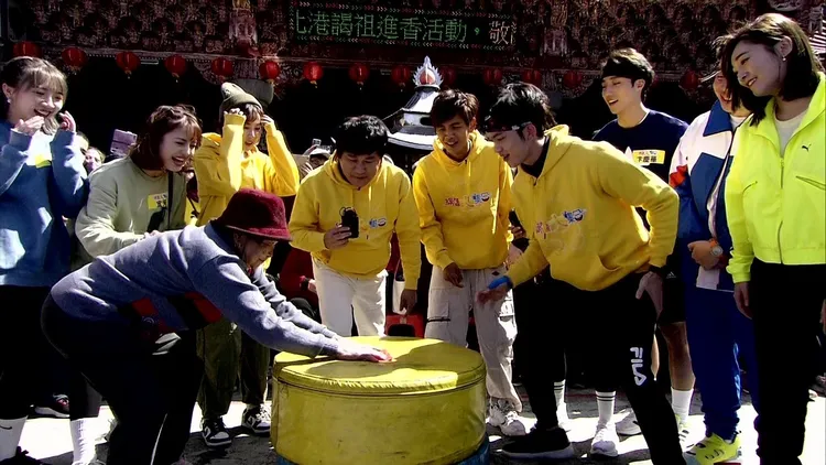 93歲高齡阿嬤(左)跟郭忠祐PK搶紅包。民視提供