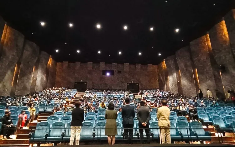 賴俊祥博士的遺孀謝維純女士帶著2個孩子上台向當年的救難團隊致謝。大麥影像傳播工作室提供