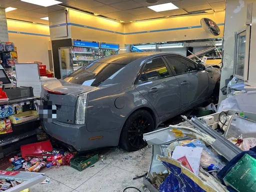 健身器材总经理之母枉死!在超商等人扫墓 凯迪拉克竟冲进来撞死她