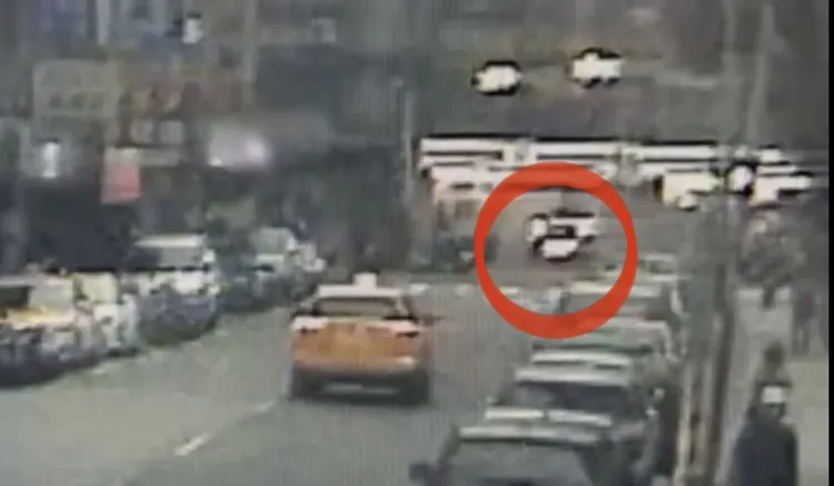 監視器畫面可見，小客車直接撞入超商，強烈撞擊後車身強烈震動後才停下。翻攝畫面