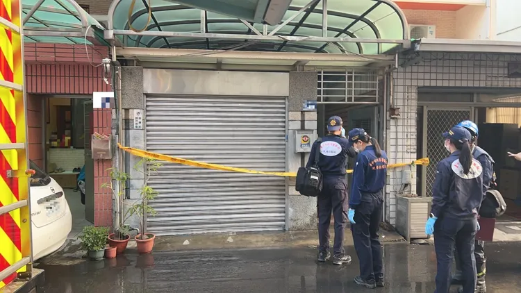 警方鑑識人員進入屋內採證。讀者提供