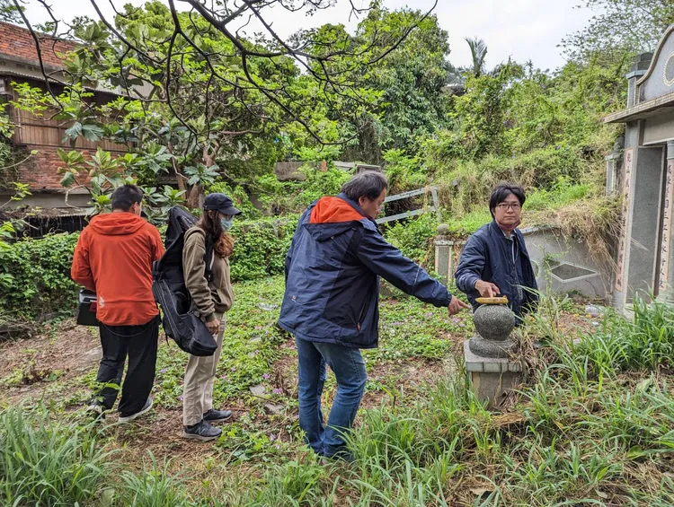 盧紀燁(右)參與圍捕狒狒。桃園市農業局提供