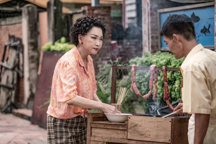 《牛車來去》張瓊姿（左）挑戰詮釋性格豪邁慷慨、樂於助人但唯獨好酒好賭的「貴妃姐」。公視、禾豐製作提供