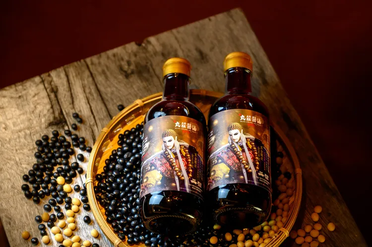 丸莊霹靂一頁書醬油將黑豆醬油與黃豆醬油以黃金比例結合。業者提供