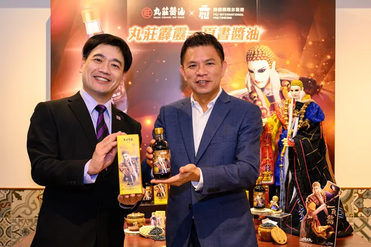 丸莊醬油副總經理莊偉中(右)與霹靂國際多媒體財務長郭宗霖(左)。業者提供