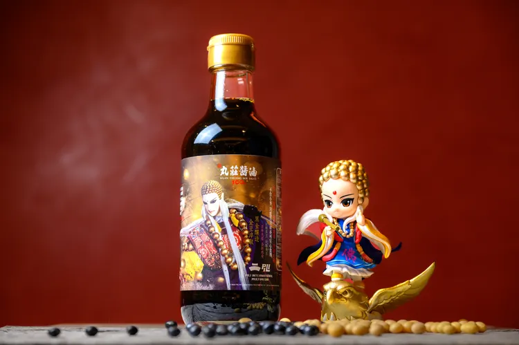 丸莊霹靂一頁書醬油售價300元，首批限量2000瓶。業者提供