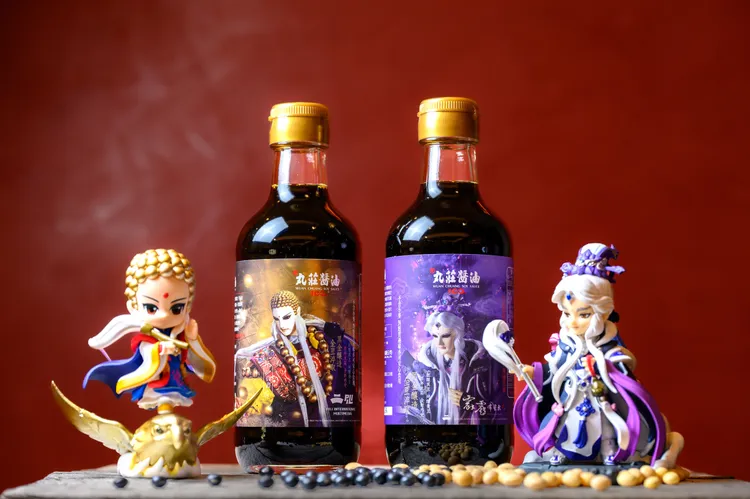 2020年底首度聯名推出「丸莊霹靂素還真醬油」後，睽違兩年多，丸莊醬油再度攜手霹靂布袋戲推出「丸莊霹靂一頁書醬油」。業者提供