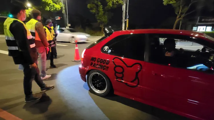 三峽警深夜執行臨檢稽查。三峽警分局提供