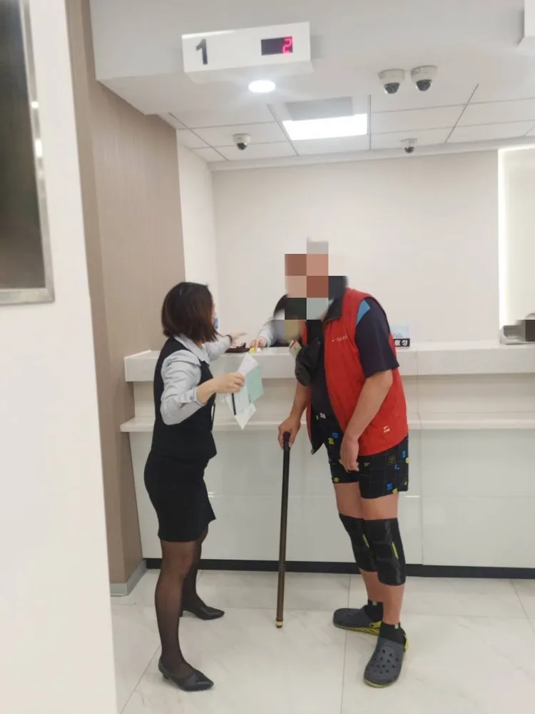 穿著紅背心的阿伯銀行欲匯款給一名在臉書上認識的美女。讀者提供