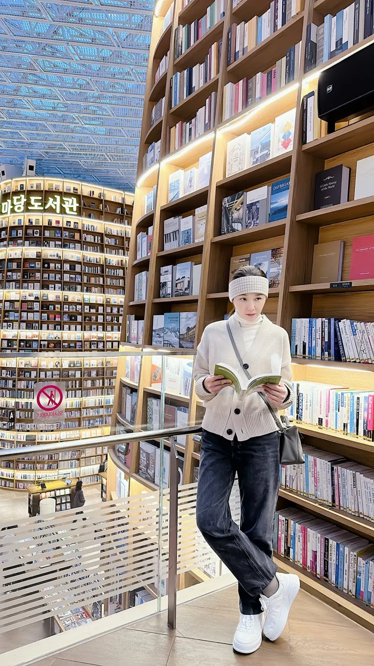 陳怡蓉書店擺拍。安珀提供