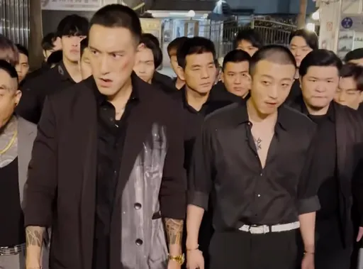 《角頭》打完架不吵了！王陽明連幹3天全身瘀青：累死了　　