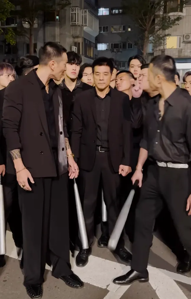 王陽明（左）和懷秋（右）叫小弟安靜。翻攝王陽明IG