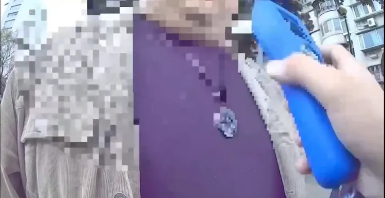 黃男接受酒測。翻攝畫面