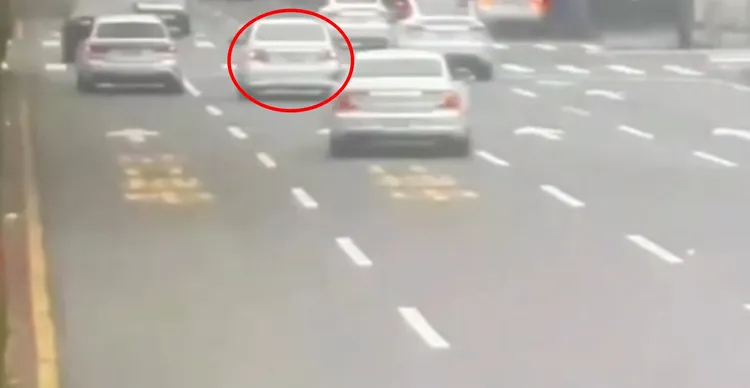 黃男駕車時，疑因不勝酒力，停等紅綠燈時竟睡著了。翻攝畫面