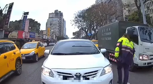 醉男駕車停等紅燈竟睡著 後車按喇叭叫不醒!這些人喚醒他代價高