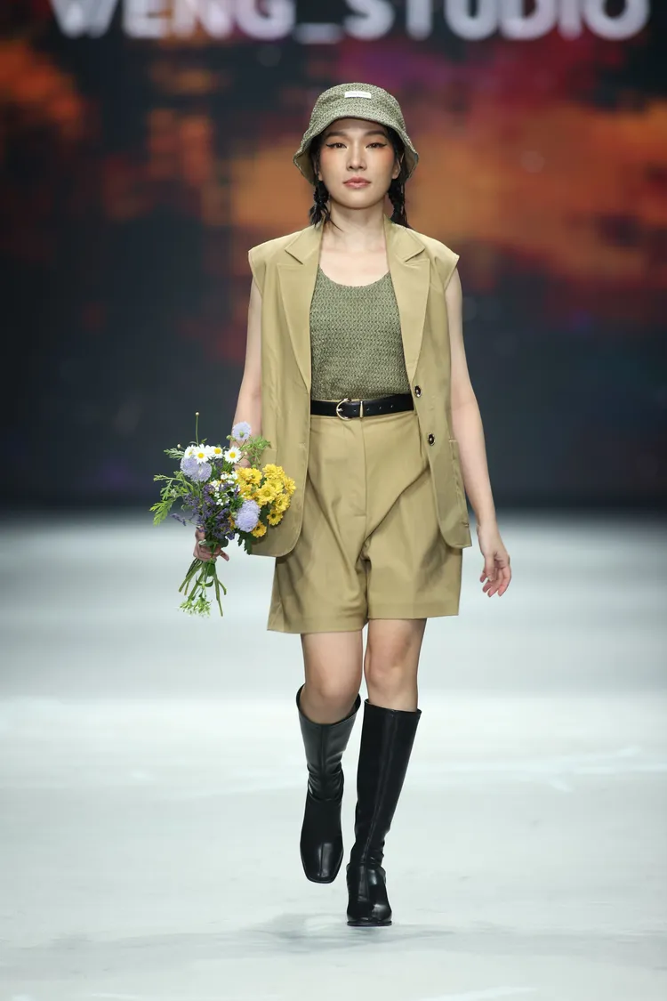 YouTube英語教學頻道「驚奇玩起來」主持人Sandra走秀展演WENG_Studio 2023秋冬系列。台北時裝周提供