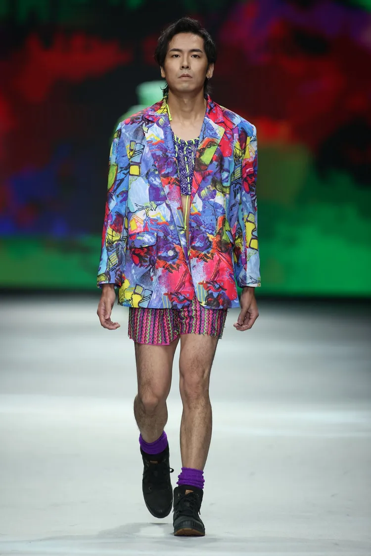 萬秀洗衣店金孫張瑞夫走秀展演WEI-TZU.YUAN 2023秋冬系列。台北時裝周提供