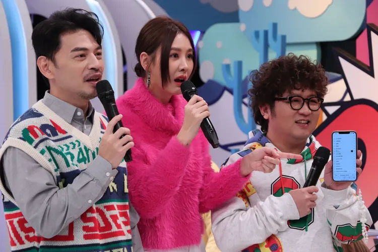 阿Ken(左起)、安心亞、納豆主持《同學來了》。中天綜合台提供 