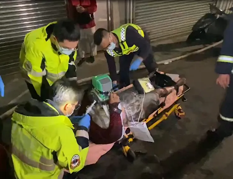 屋主妻子被救出時已經沒有呼吸心跳，救護人員緊急施以CPR送醫。讀者提供