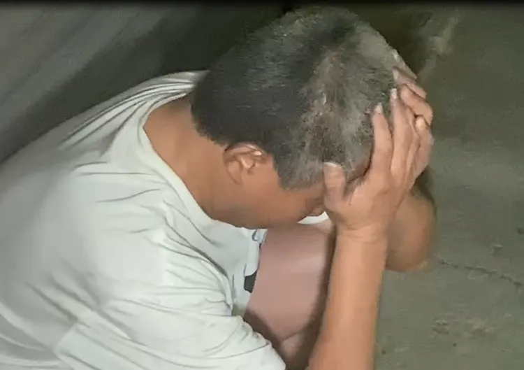 逃過一劫的屋主么子，面對雙親及姪子不幸喪命，雙手掩面哀痛不已。讀者提供