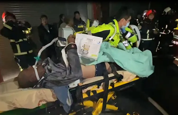 黃姓屋主被救出時已經沒有意識，緊急送醫搶救。讀者提供