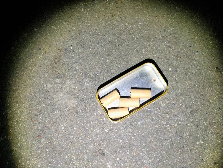 警方於現場發現數盒鞭炮。翻攝畫面