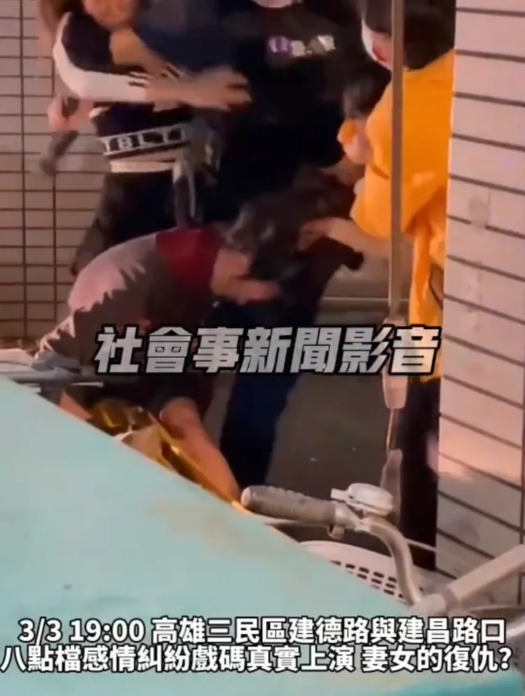欒女與黃女為了75歲情郎在街頭打架。翻攝社會事新聞影音