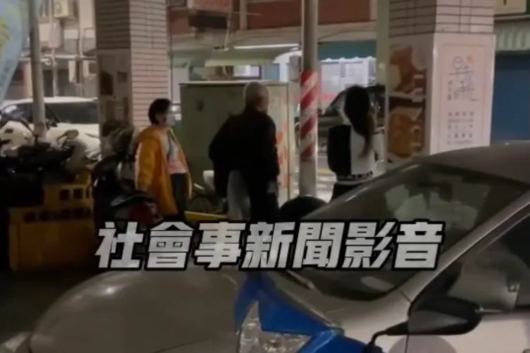 頭髮已灰白的75歲李姓男子（中），站在街頭看著兩位小三為他打架。左為路人，右為小三黃女的女兒。翻攝社會事新聞影音