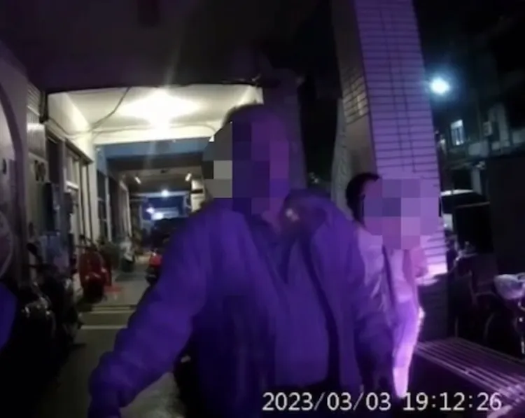 隔了兩秒，男主角再以右手指著另一邊倒地的黃女說，「這一個也是我的小三，小三打小三。」