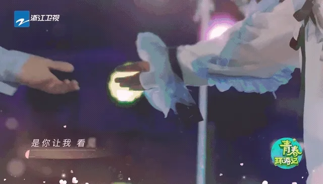 兩人也曾牽手唱情歌。引自爱豆星日常YT