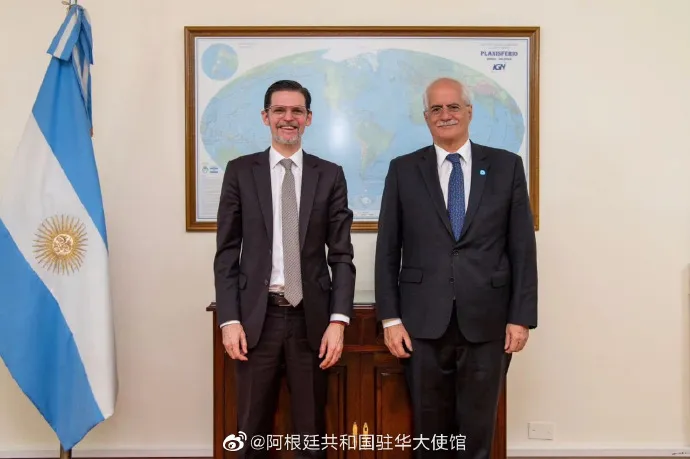 阿根廷駐中國大使牛望道（左）與阿國防長塔亞納。翻攝微博@阿根廷共和國駐華大使館
