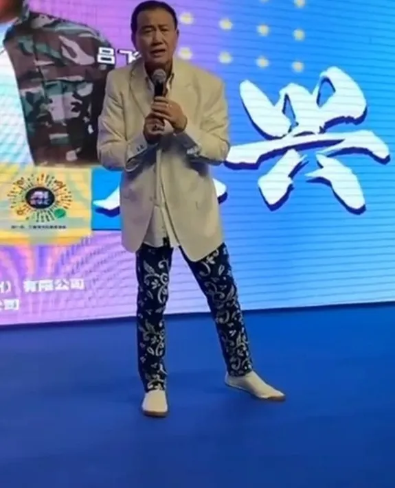 萬梓良暴瘦登台，網友一度認不出是本尊。翻攝自《中國報》