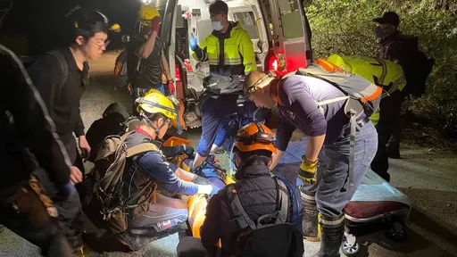 新北婦登山失足墜落10公尺深山谷　警消徒手搬運救起送醫