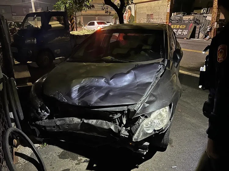 何男開自小客車闖紅燈撞死林姓機車騎士，自小客車車頭嚴重凹損。讀者提供