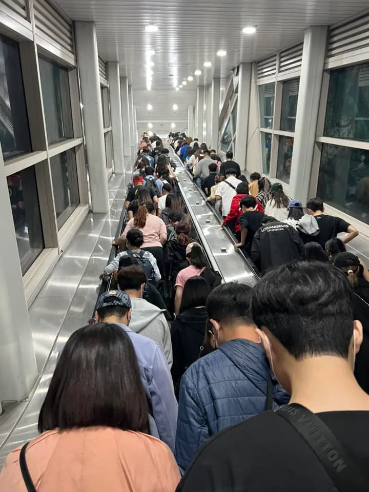 另有網友分享散場搭手扶梯的照片。翻攝于美人臉書