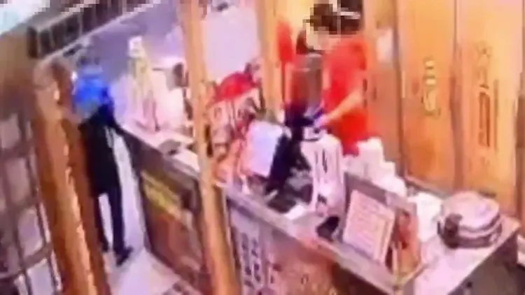 邱男行竊得手後離開臭臭鍋店。三重警分局提供