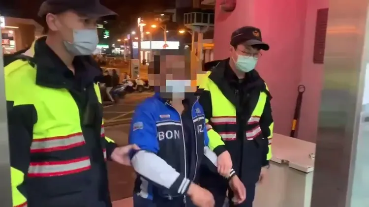 警方將邱男帶回警局。三重警分局提供