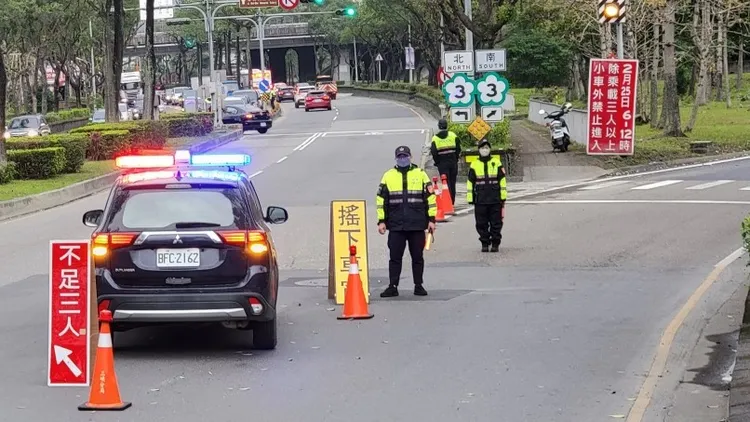 警方在匝道口進行高乘載管制，未滿3人不得上高速公路。三峽警分局提供