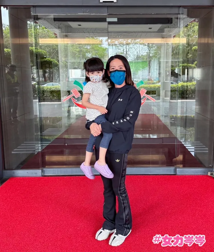 李中岑反批，2議員沒一句道歉也罷，為了壓制社會輿論自行提案「0-6歲的孩子可進到議事廳內」，到底是什麼樣的多重宇宙？翻攝自臉書李中岑 岑岑把關