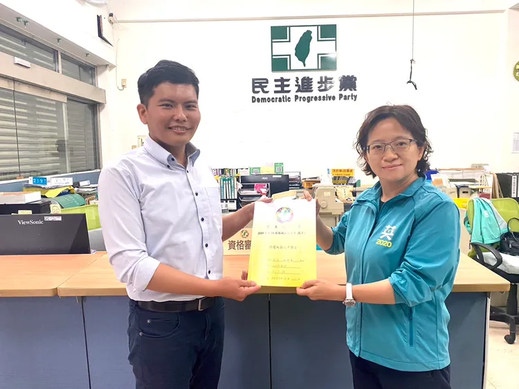 去年參選市議員成為落選頭的何昆霖（左），完成第6選區立委初選登記。民進黨台中市黨部提供