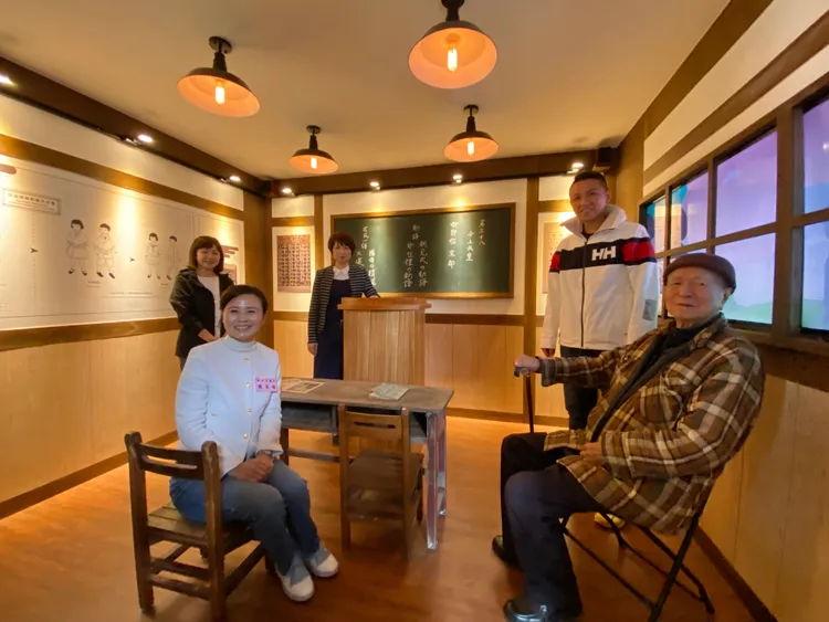 新北市定古蹟「滬尾小學校禮堂」中的復舊教室實景是必拍的場景之一。淡古提供