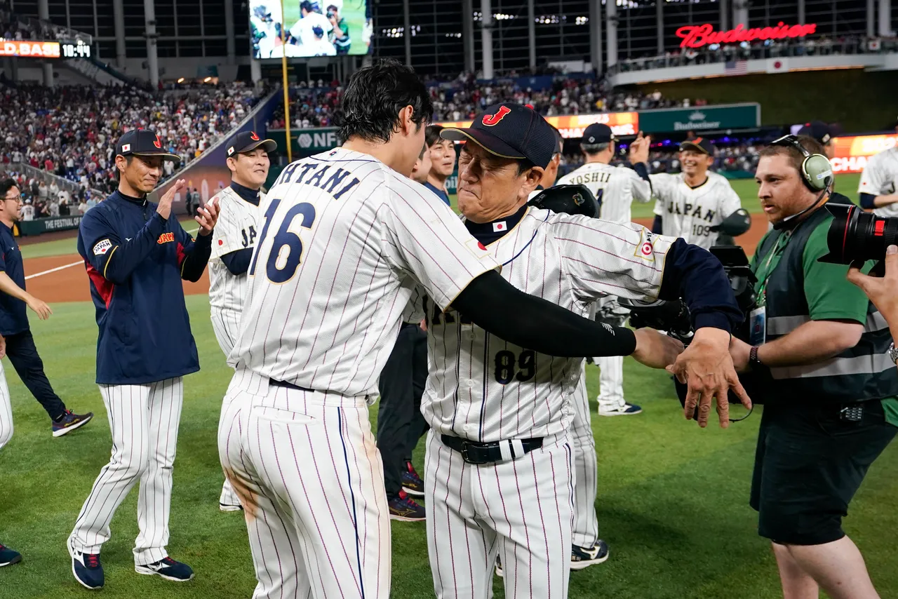 賽後大谷翔平與栗山英樹激動擁抱。