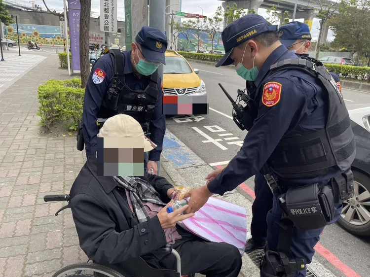 警員護送陳翁返家。桃園捷運警察隊提供