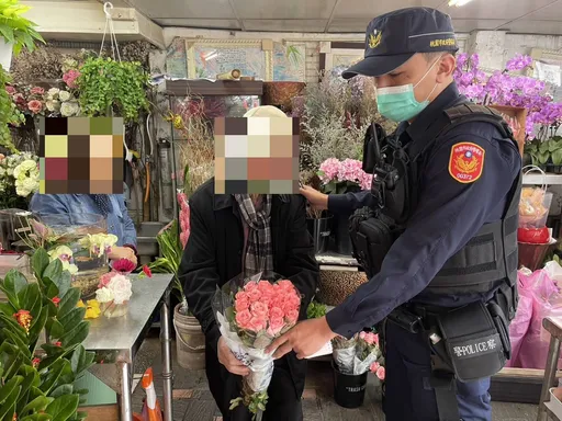 桃捷警助迷途失智翁返家　家人獻花致謝