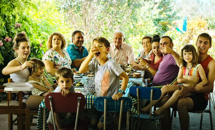 卡拉西蒙成長時期，每年的聖誕和暑假都在阿爾卡拉斯村莊度過。海鵬影業