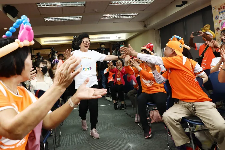 滿嬌姨笑得燦爛，與愛笑協會會員笑成一片。精實文創提供