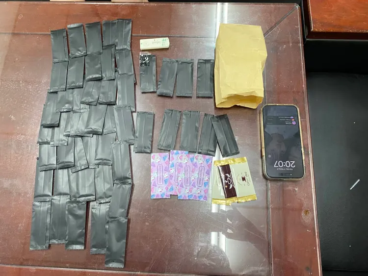 武姓越南女將毒咖啡包裝入紙袋內，遭警方人贓俱獲。讀者提供