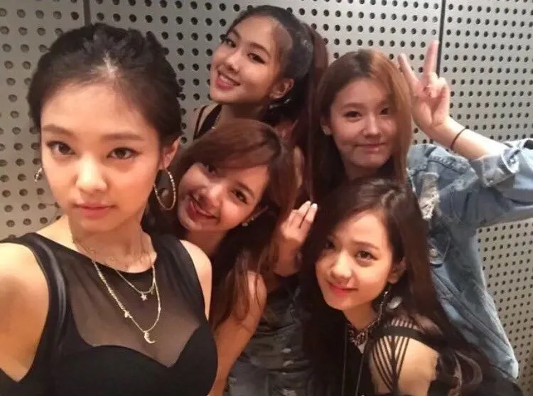 曹薇娟(右上)在練習生時期與BLACPINK四位現任團員的合照。翻攝自推特
